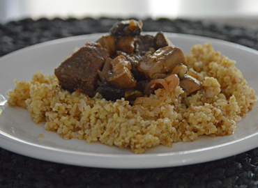 Guisado de carne con trigo burgol - Laura Di Cola