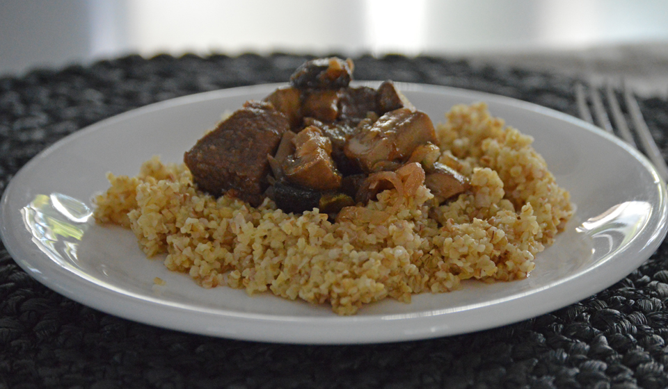 Guisado de carne con trigo burgol - Laura Di Cola