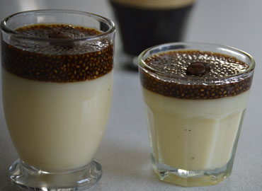 Gelatina de café y chía, con crema de vainilla - Laura Di Cola