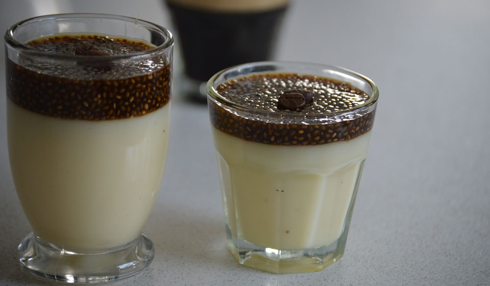 Gelatina de café y chía, con crema de vainilla - Laura Di Cola