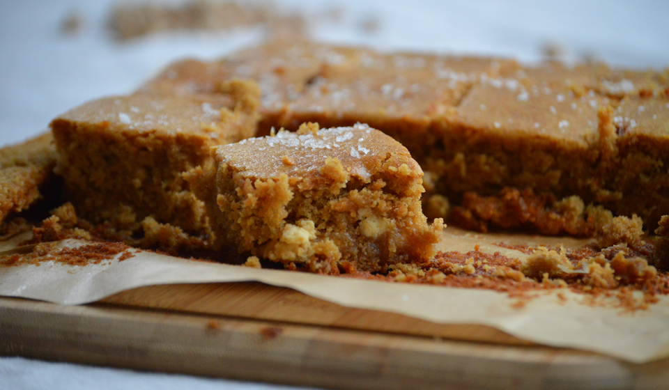 Blondies de garbanzos con chocolate blanco