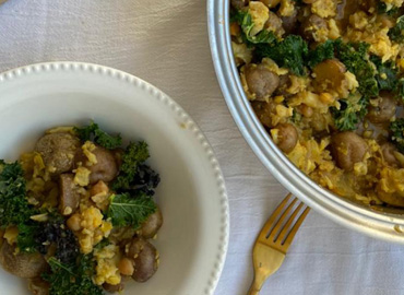 Coliflor y papas en una olla