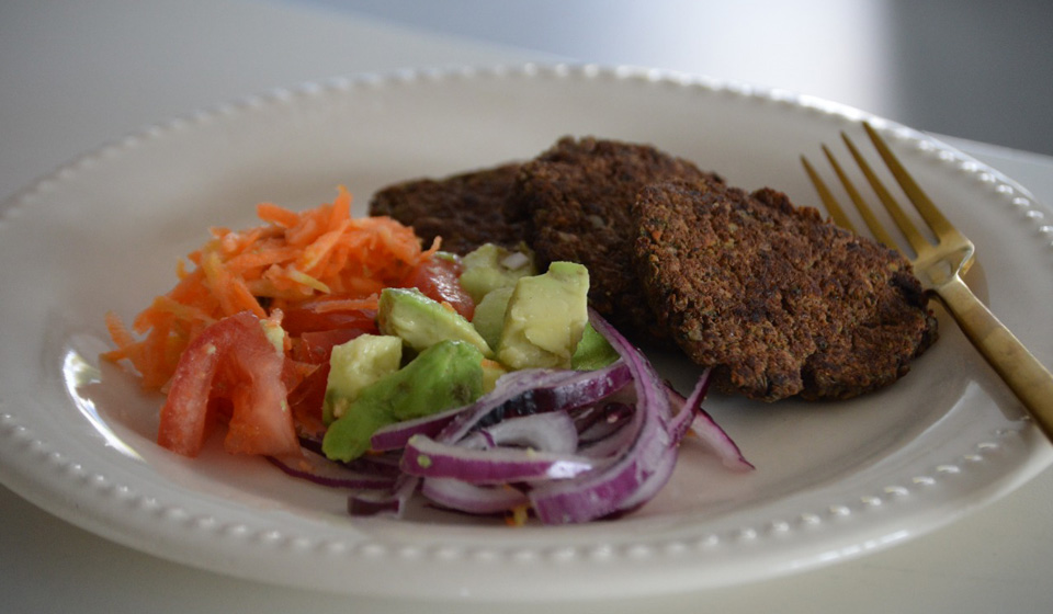 Medallón de lentejas con vegetales cocidos y crudos