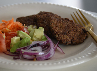 Medallón de lentejas con vegetales cocidos y crudos