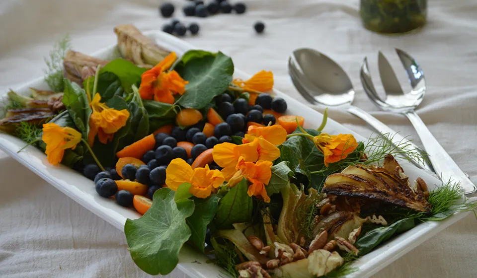 Ensalada de quinotos, arándanos, hinojos y flores