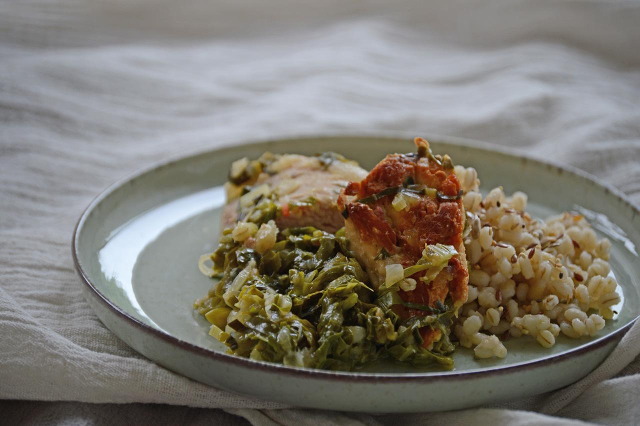 Pollo con pesto, pencas de acelga y cebada