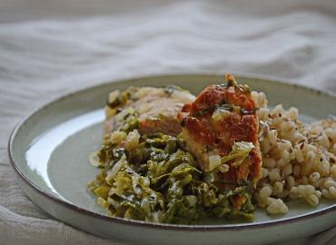 Pollo con pesto, pencas de acelga y cebada