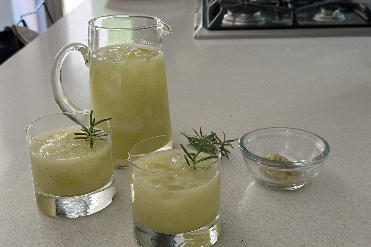 Agua de melón y romero sin desperdicio