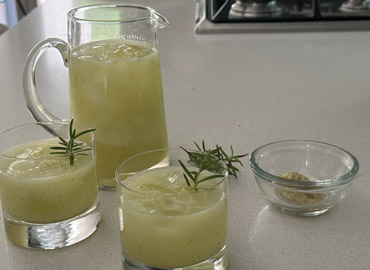 Agua de melón y romero sin desperdicio